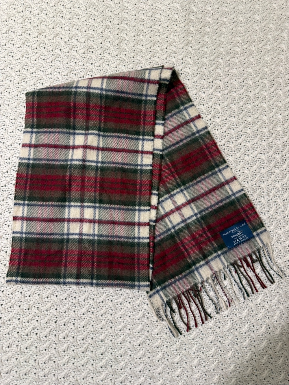 Johnstons of Elgin Unisex 
Macduff, 100% cashmere scarf, made in Scotland